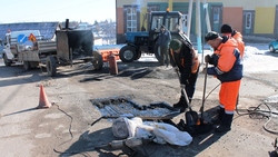 Рабочие приступили к ямочному ремонту дорог в Ивнянском районе