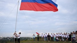 Волонтёры и общественники провели акцию в День государственного флага на меловой горе в Белгороде