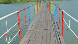 Мост через ивнянский пруд дождался косметического ремонта