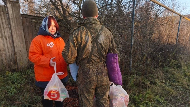 Сотрудники Ивнянского Добро.Центра передали гуманитарную помощь военнослужащим 