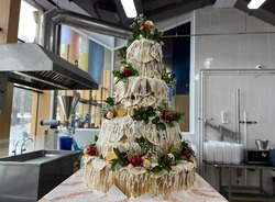 Белгородские сыровары показали 150-килограммовый блинный торт высотой в 1,5 метра 