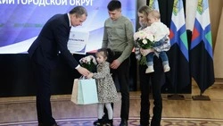 Вячеслав Гладков передал свидетельства на соцвыплату по программе «Молодая семья» 