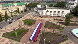 Белгородцы развернули 50-метровый триколор в День флага России 