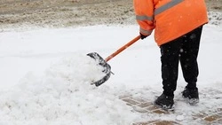 Уборка снега с крыш и козырьков: правила безопасности и допуска к работам