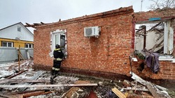Вячеслав Гладков показал снимки разрушенного во время обстрела Шебекино дома. Фото