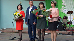 Владимир Кременёв вручил многодетным матерям из Ивнянского района почётные знаки