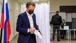 Вячеслав Гладков в числе первых избирателей посетил участок в лицее №9