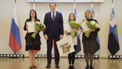 Вячеслав Гладков поздравил белгородских школьников с получением губернаторских стипендий