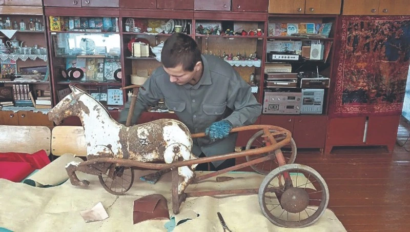 В музее Кочетовской школы собирают коллекцию фигурок и игрушек лошадей