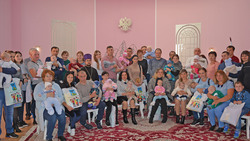 Семьи с новорождёнными 2019 года получили подарки в Ивнянском районе