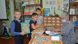 Волшебницы из страны знаний. Чем живёт старейшая в районе школьная библиотека