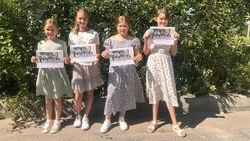 Подарок от детства. Ивнянские школьники организовали для жителей многоэтажек концерт