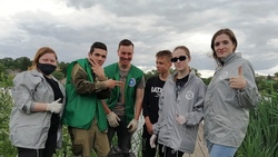 Ивнянские волонтеры убрали территорию около пруда от мусора
