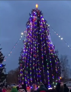 Дед Мороз зажёг огни на ёлке в Ивне Белгородской области 