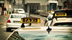Единороссы намерены добиться льготных тарифов для поездок медиков в такси