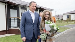 Губернатор Вячеслав Гладков вручил ключи от нового жилья детям-сиротам из Белгородского района 