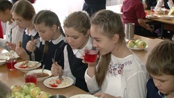 Белгородские школьники начали питаться по новому меню в столовых