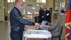 Глава администрации Ивнянского района проголосовал на избирательном участке