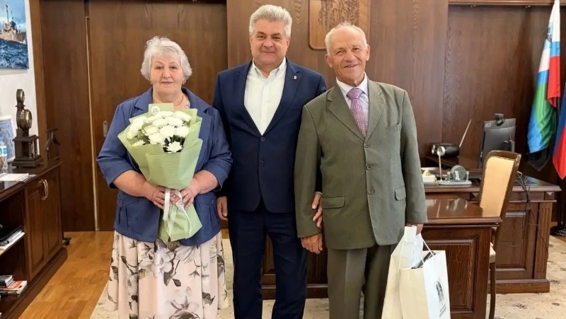 Игорь Щепин поздравил семью Бакуленко из Ивнянского округа с 50-летием совместной жизни