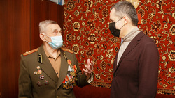Вячеслав Гладков поздравил ветерана с 23 февраля и столетним юбилеем