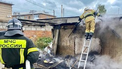 Огонь с горящего мусора в Новом Осколе перекинулся на гараж и спалил его 