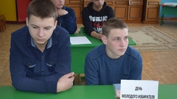 Хомутчанская библиотека провела для школьников час информации «Голосую в первый раз»