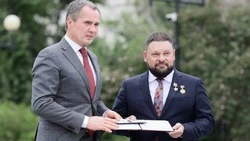 Вячеслав Гладков наградил военкора Евгения Поддубного 