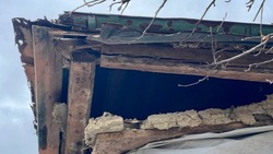   Жилой дом загорелся в селе Логачевка Белгородской области после обстрела 