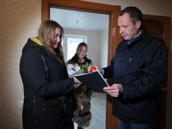 Белгородский губернатор вручил ключи от нового жилья девяти семьям из Журавлёвки