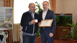 Алексей Калашников вручил ивнянскому фермеру медаль за высокие показатели в животноводстве