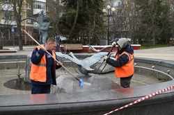 Коммунальщики приступили к подготовке белгородских фонтанов к новому сезону