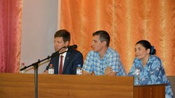 Жители Курасовского поселения встретились с Никитой Румянцевым и Еленой Бондаренко