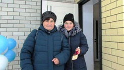 Ивнянские семьи с детьми-инвалидами получили ключи от новых квартир
