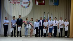 Юные ивнянцы получили перед Днём России свой главный документ