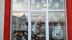 Воспитатели детского сада в Сафоновке украсили окна сказочными узорами