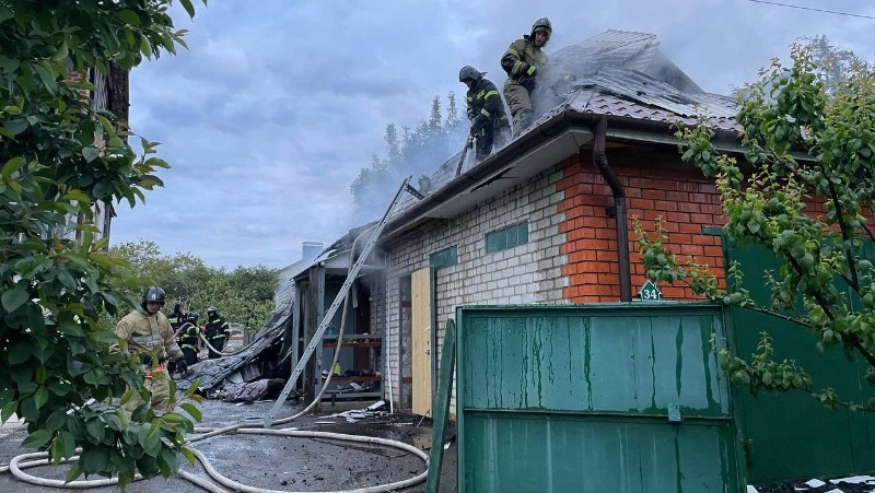 Жилой дом в Белгородском районе загорелся после попадания снаряда ВСУ 