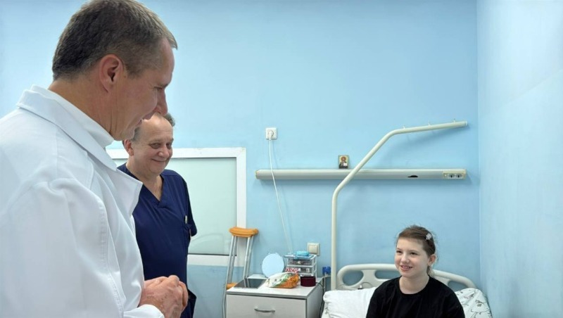 Гладков проведал в больнице юную белгородку, пострадавшую от ВСУ в сентябре 