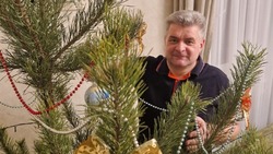 Игорь Щепин нарядил новогоднюю ёлку у себя дома и показал её ивнянцам