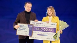 Вячеслав Гладков вручил 10 белгородским начинающим предпринимателям сертификаты на 1 млн рублей 