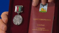 Вячеслав Гладков представил награду членам территориальной самообороны на прямой линии