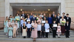 Полпред Президента РФ в ЦФО вручил многодетным семьям ордена «Родительская слава»