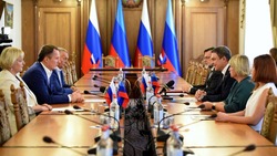 Белгородский губернатор подписал соглашение о сотрудничестве с главами двух районов ЛНР