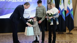 Вячеслав Гладков передал свидетельства на соцвыплату по программе «Молодая семья» 