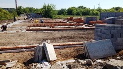 Строители залили в Ивнянском районе фундамент дома по программе переселения