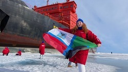 Вячеслав Гладков поздравил вернувшуюся из Северного полюса белгородскую школьницу