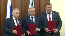 Евгений Савченко подписал трёхстороннее соглашение с работодателями и профсоюзами