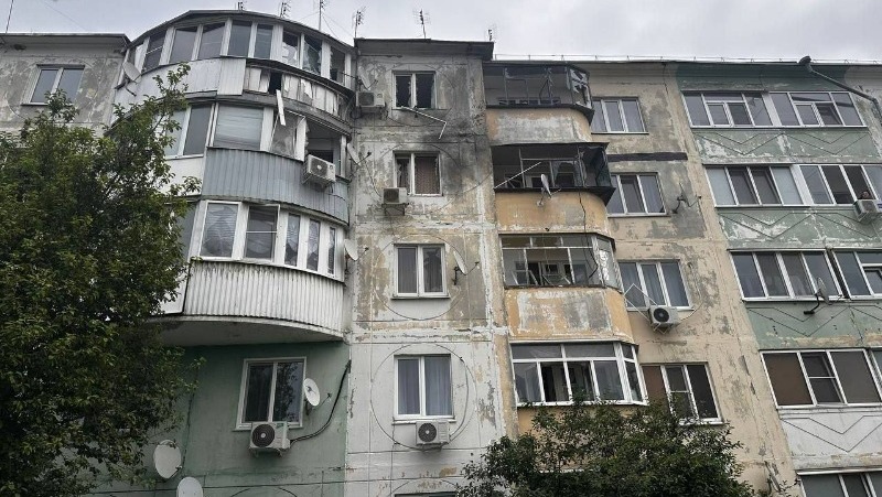 Двое взрослых и ребёнок пострадали при ударе дрона по МКД в Борисовке